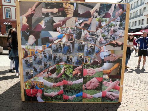 "Helfen" gestaltete Wand von den Jugendlichen
